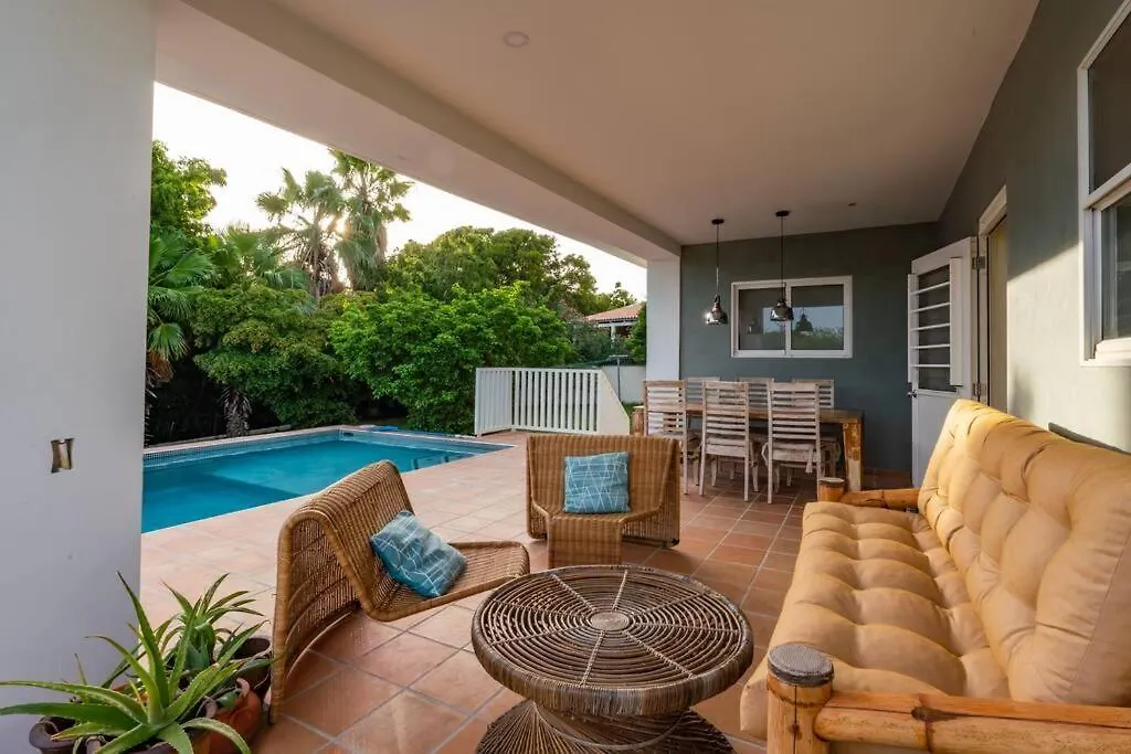 Sunny & Breezy, Tropical 3 Bedroom Villa With Pool يلمستاد