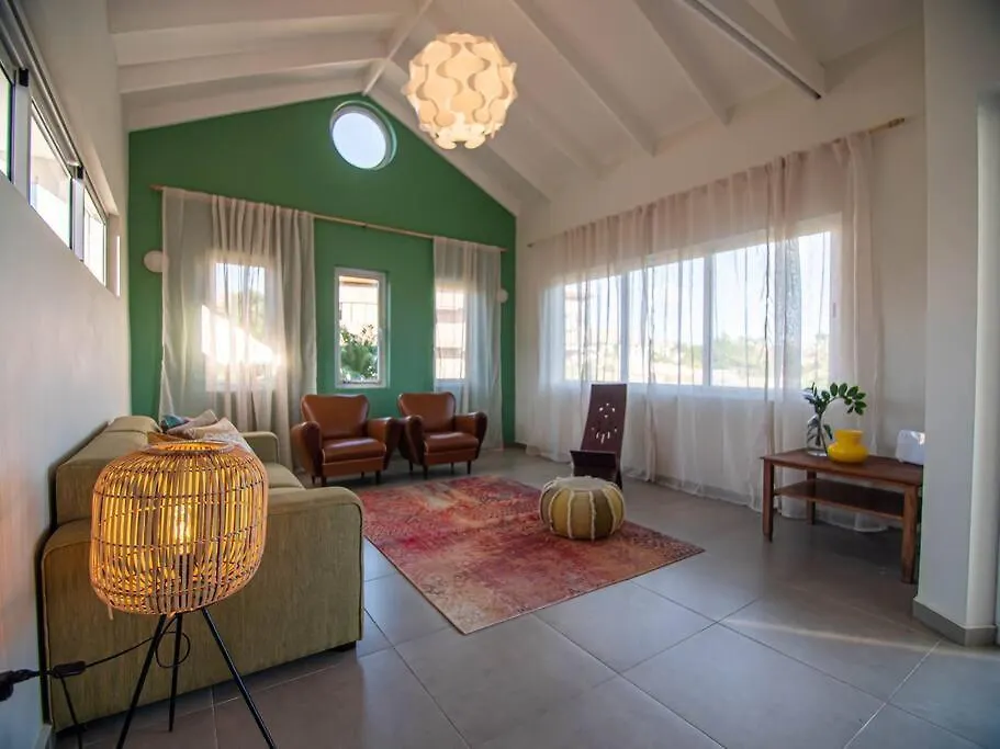 Sunny & Breezy, Tropical 3 Bedroom Villa With Pool يلمستاد
